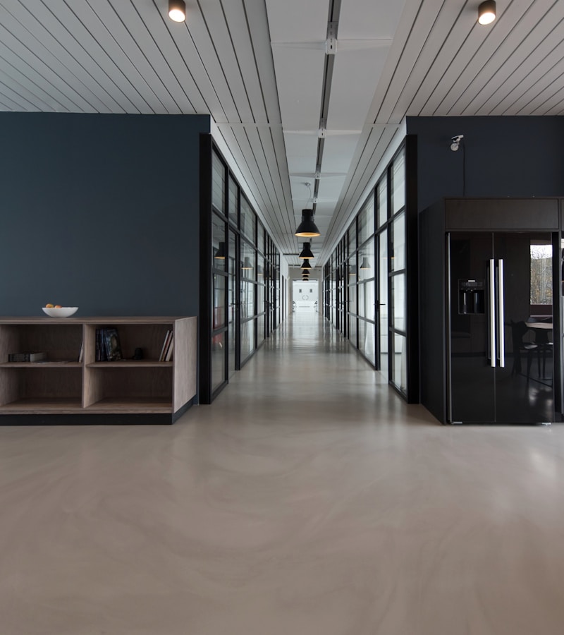 Modern ofis koridoru ve çalışma alanı